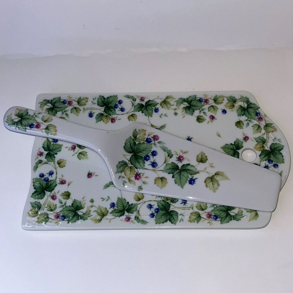 Andrea by Sadek Corona Fine Porcelain Cheese Board & Pie Server‎ Vineyard Berry